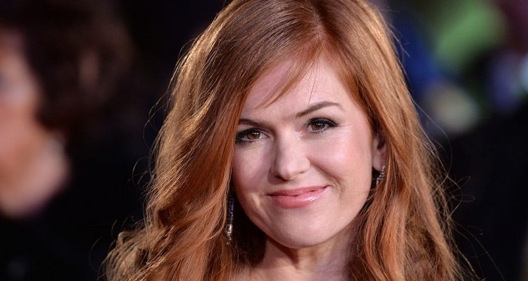 Isla Fisher Seduces Zach Galifianakis in Keeping Up With The Joneses Trailer with Yoga Body, Follows Healthy Diet