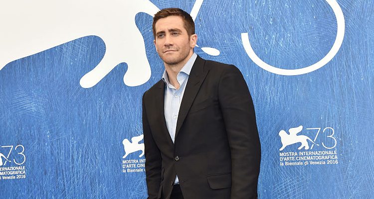 Is Jake Gyllenhaal Missing Out on His Workout? “Southpaw” Star’s Bulging Belly Visible on Vacation